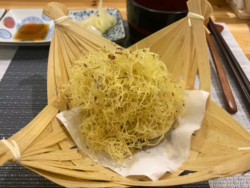 나무 바구니에 담긴 면 튀김 디저트