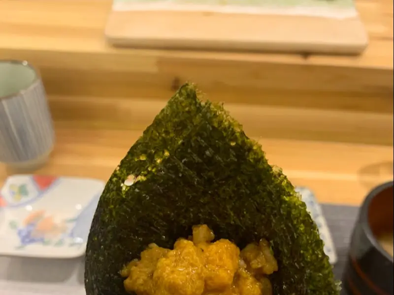 김으로 감싸진 우니의 모습