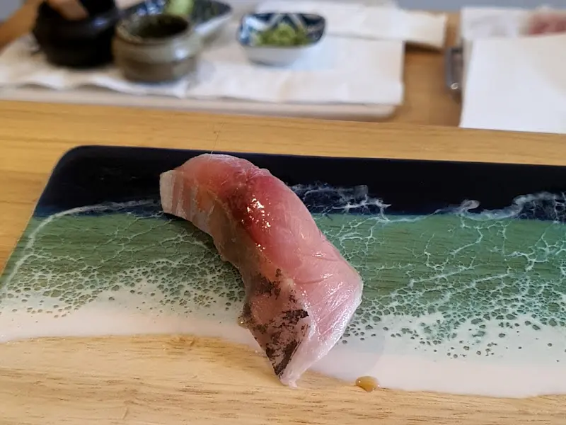 붉은 빛이 감도는 초밥의 모습