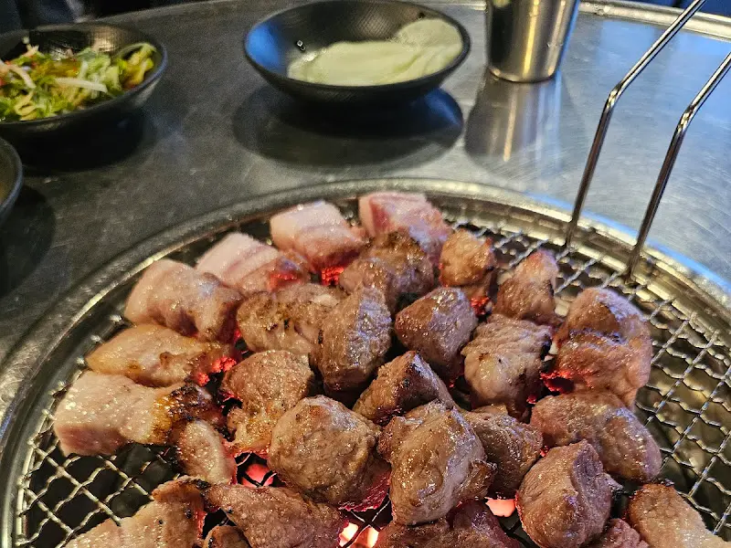 초벌구이된 흑돼지 근고기