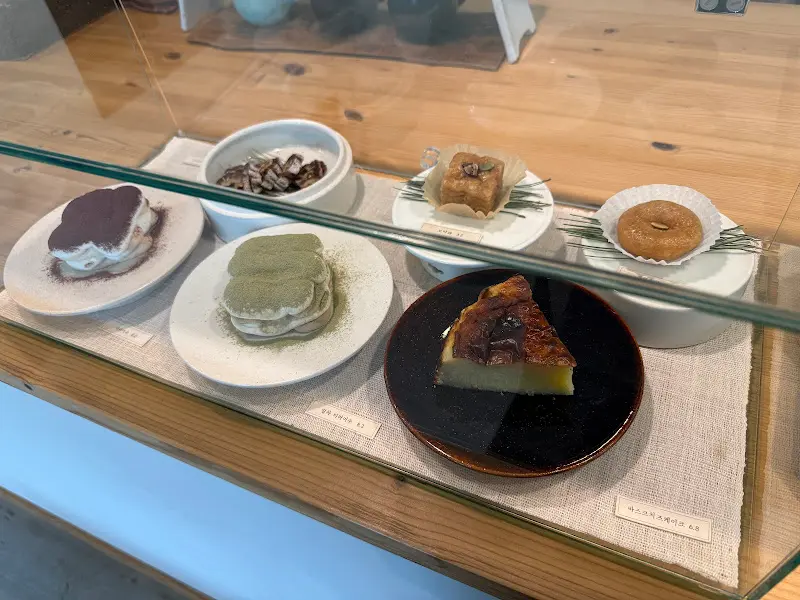 다양한 다과를 담은 쇼케이스