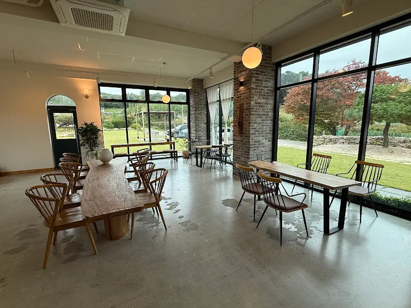 넓은 테이블 간격이 돋보이는 카페 내부