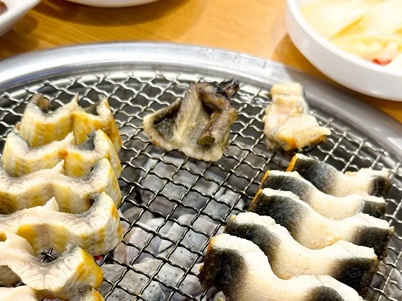 숯불 위에서 구워지는 장어