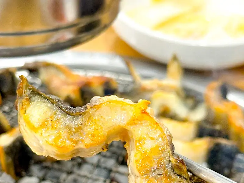 집게로 들어올린 장어