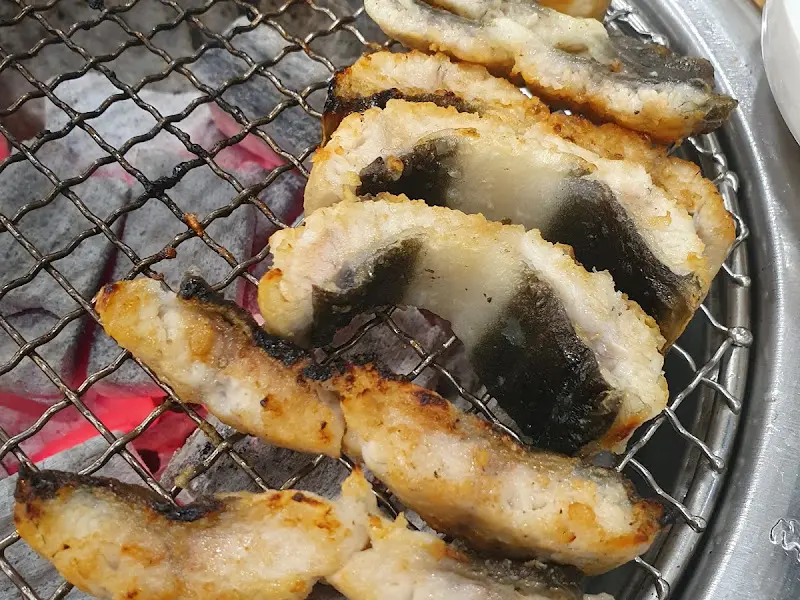 숯불 위에서 익어가는 장어