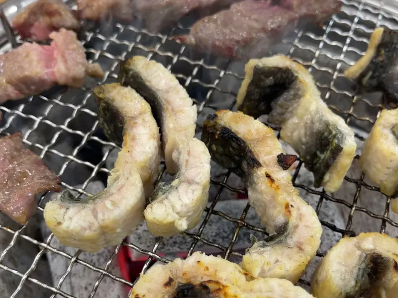 숯불 위에서 익어가는 이베리코 목살과 장어