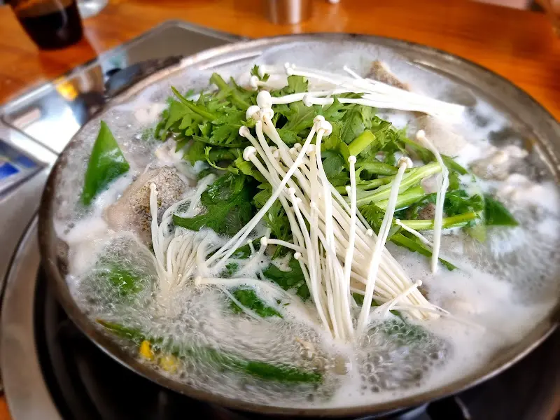 미나리가 듬뿍 올려진 대구지리