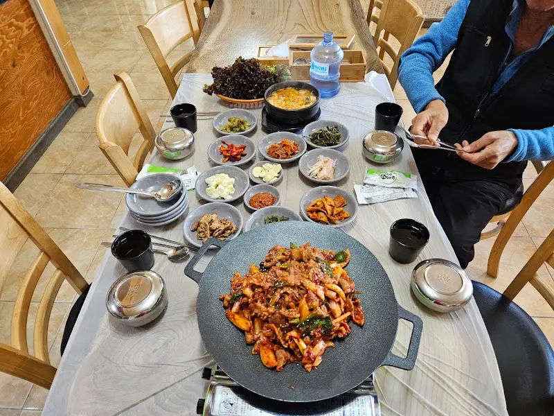 푸짐한 제육볶음 한 상