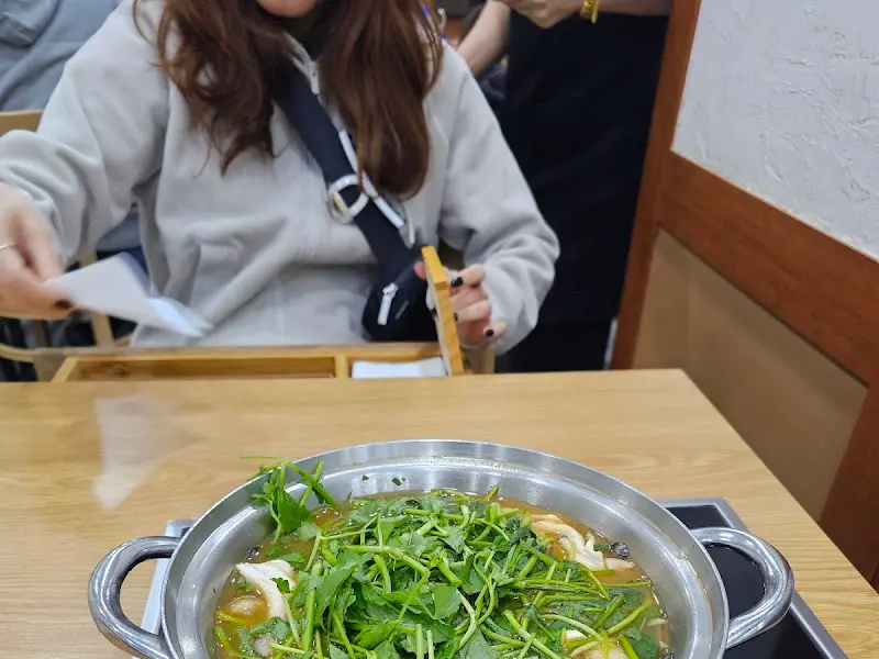 미나리가 듬뿍 담긴 냄비