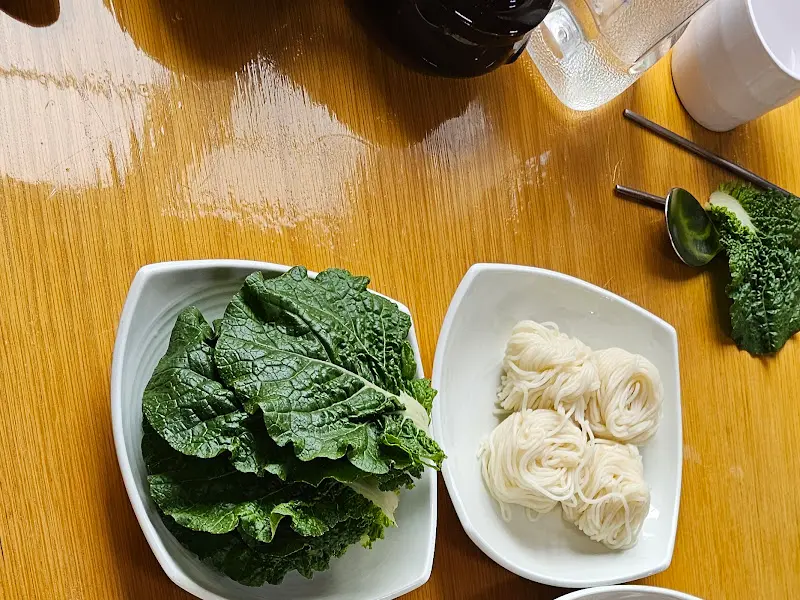 곁들임 채소와 면