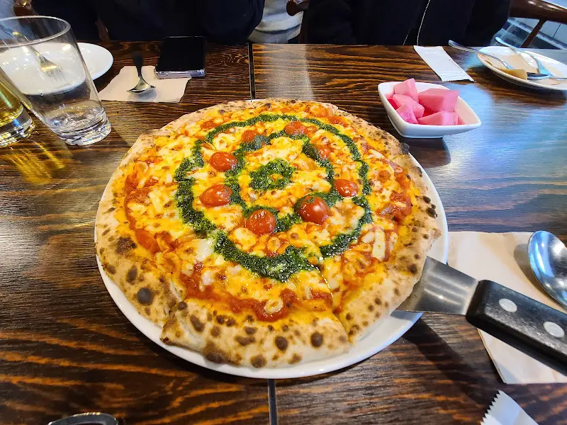 테이블 위에 놓인 고르곤졸라 피자