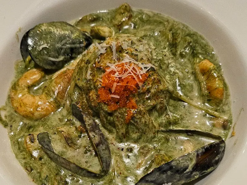 초록색 소스가 인상적인 파스타