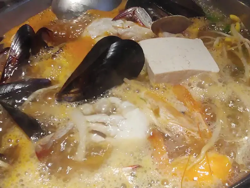 푸짐한 해물과 시원한 국물이 일품인 해물탕