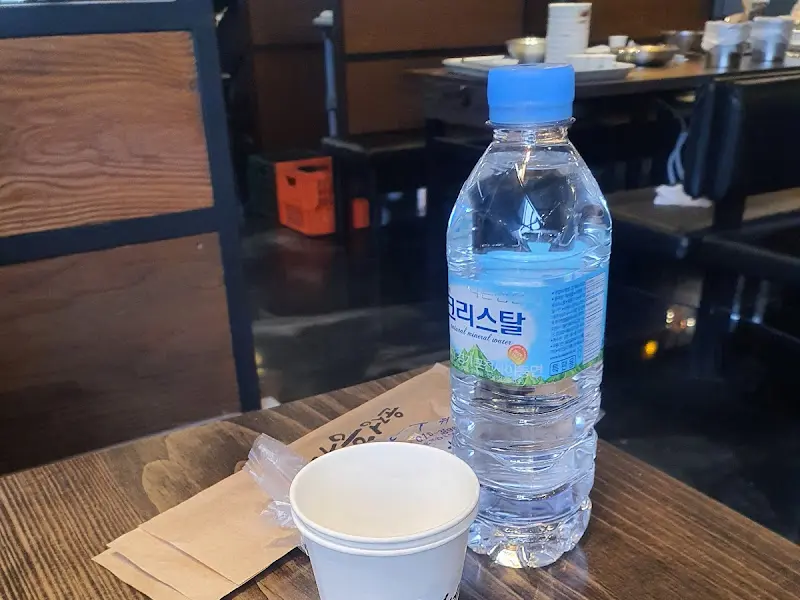 테이블 위에 놓인 물통과 컵