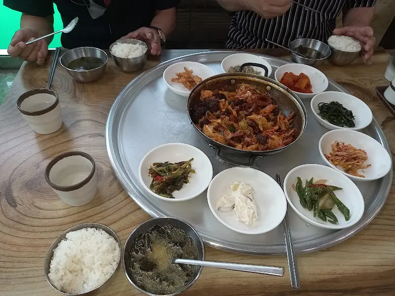 식사를 즐기는 손님들