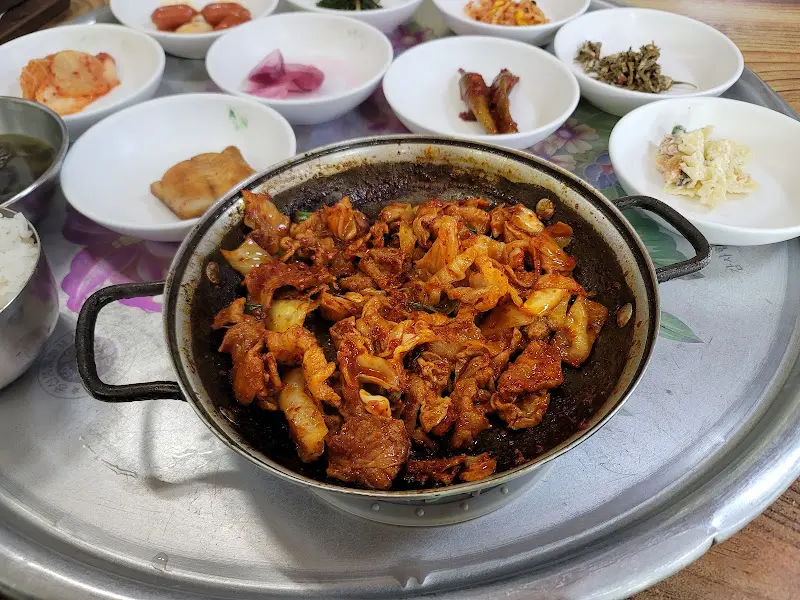 푸짐한 제육볶음 한 상 차림