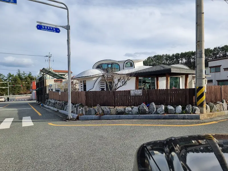 하얀집정식 건물 외관