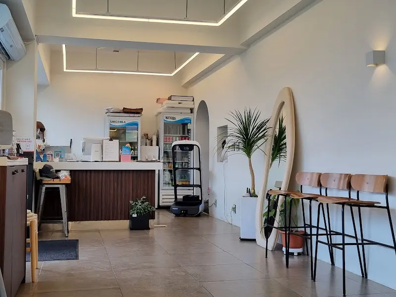 백촌 양식당 내부: 모던하고 깔끔한 인테리어가 돋보인다.