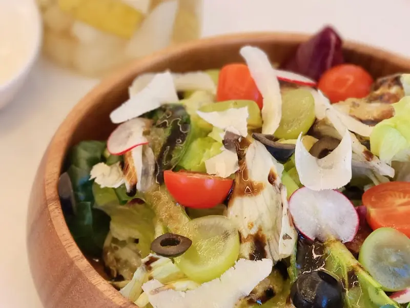 하우스 샐러드: 신선한 채소와 오렌지의 조화가 돋보인다.