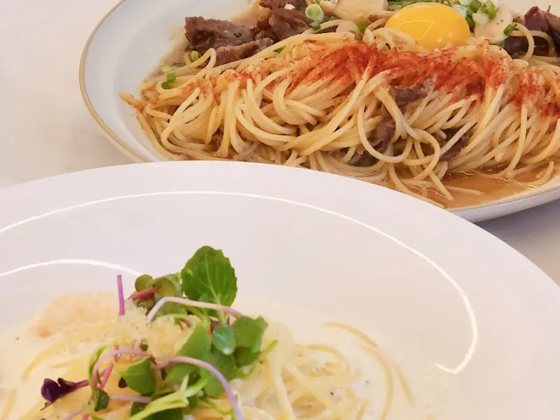 칡소 불고기 파스타와 새우 날치알 크림 파스타: 먹음직스러운 비주얼이 침샘을 자극한다.