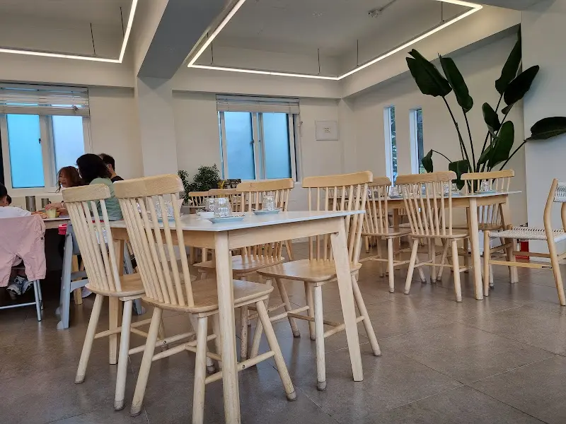 깔끔하고 편안한 분위기의 내부