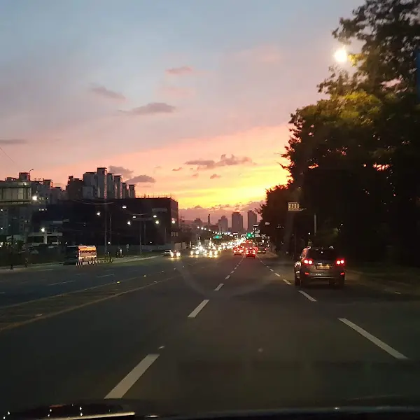 붉게 물든 노을과 도시 풍경