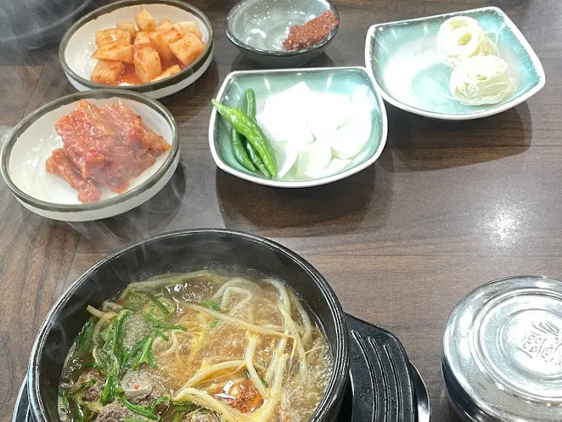 다채로운 밑반찬과 한우국밥