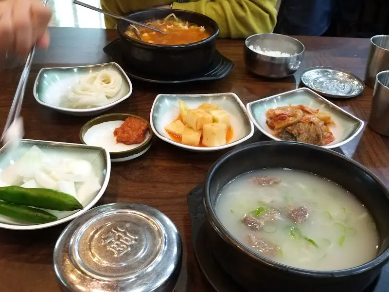 한 상 가득 차려진 곰탕과 국밥