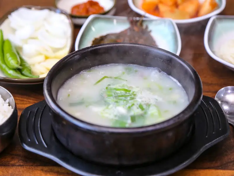 뽀얀 곰탕 국물