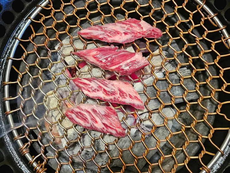 미니 화로에 구워지는 고기