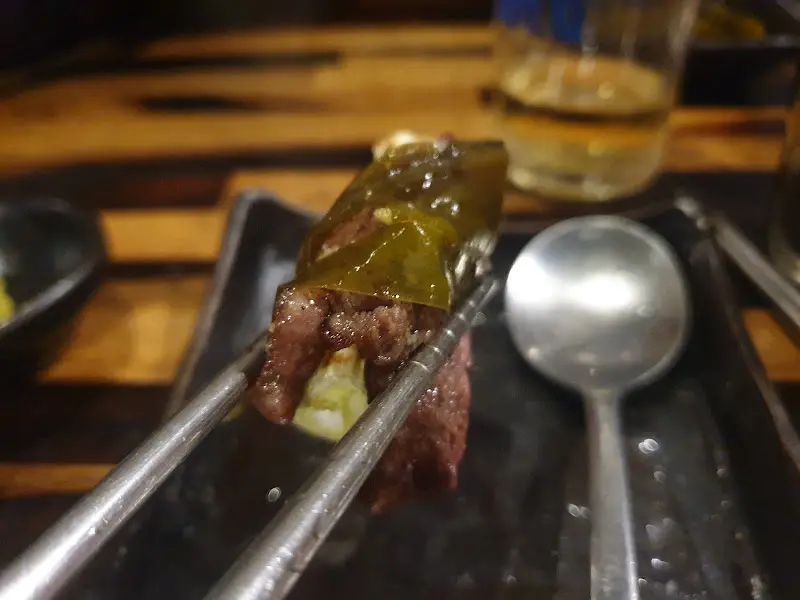 젓가락으로 집은 고기