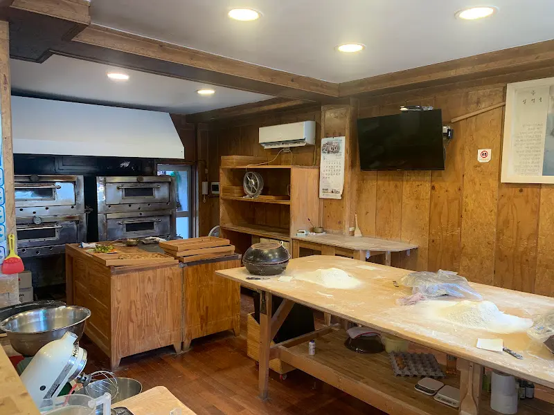 빵을 만드는 주방의 모습