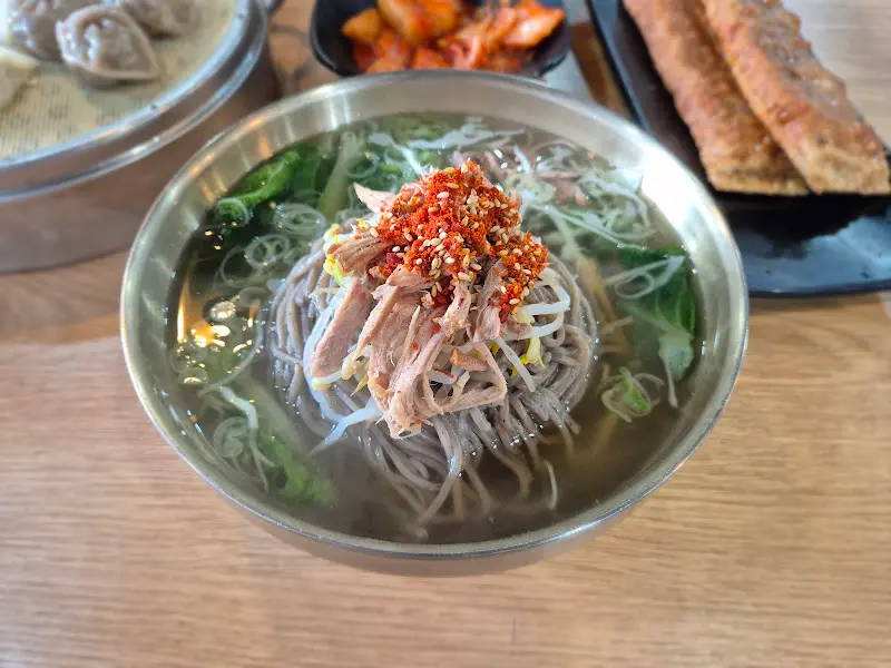 놋그릇에 담겨 나온 냉소바