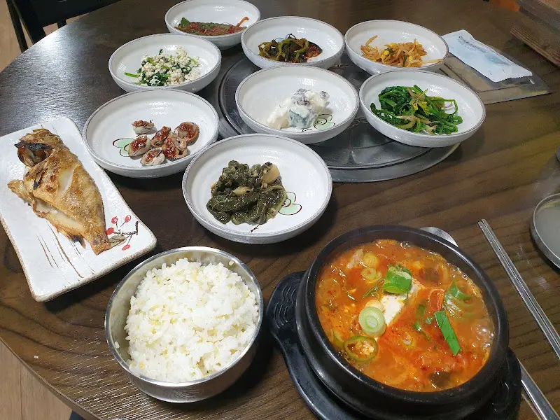 다양한 반찬들과 김치찌개, 밥이 놓여진 테이블