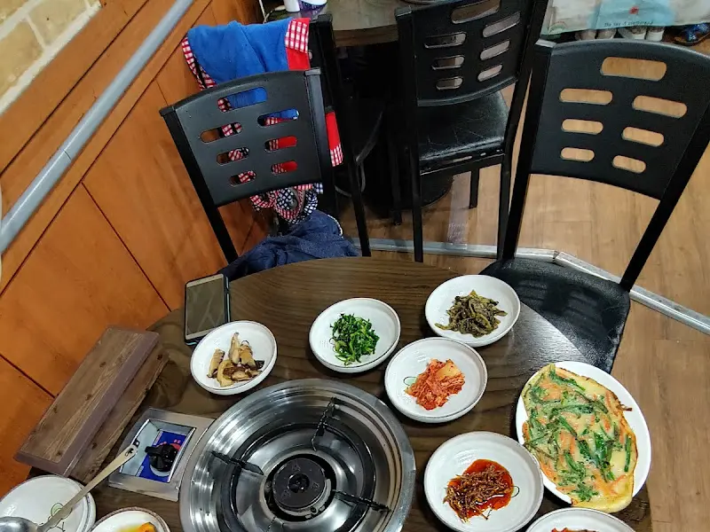 테이블과 의자 전경