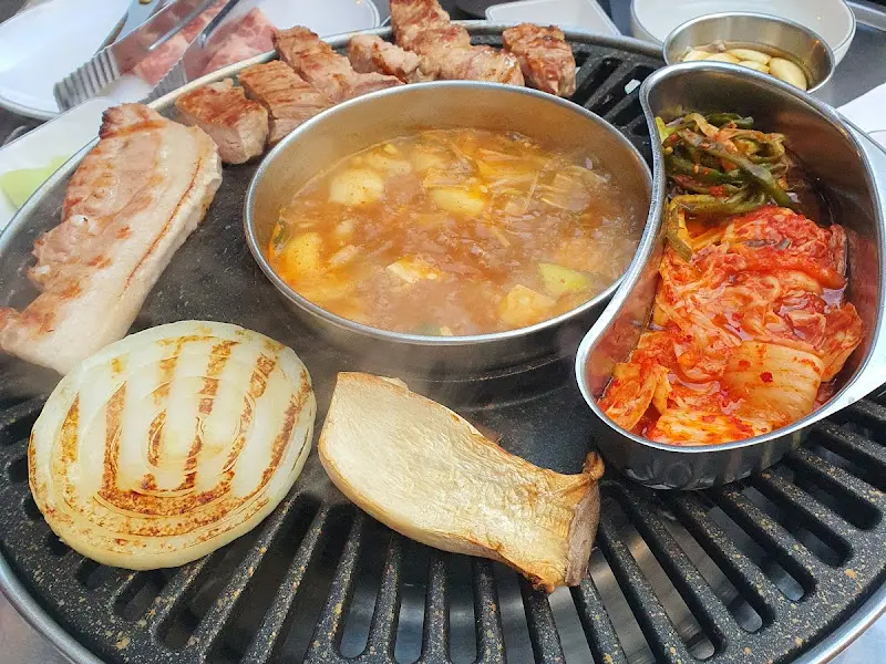 불판 위 김치와 버섯