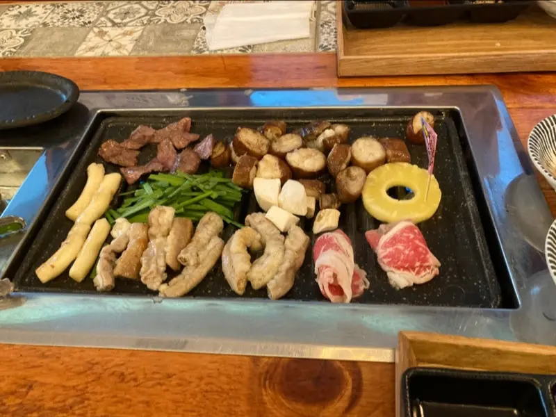 다채로운 구성이 돋보이는 모듬 곱창