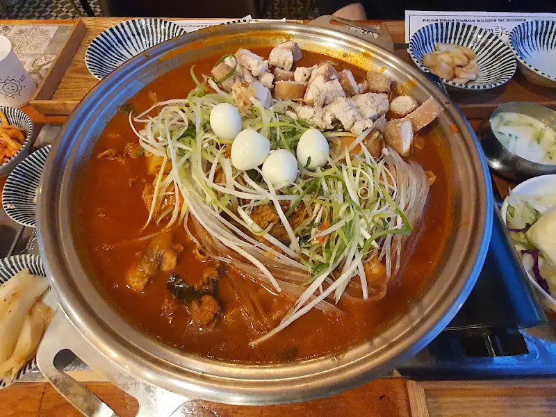 술을 부르는 곱창전골의 비주얼