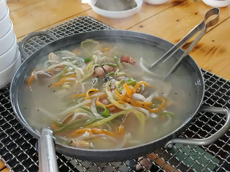 푸짐한 바지락 칼국수