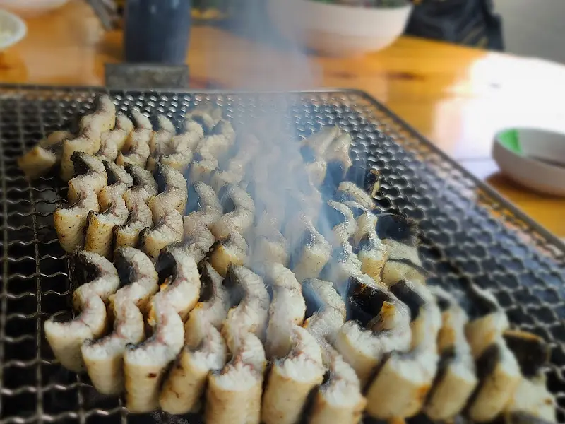 숯불에 구워진 장어 단면