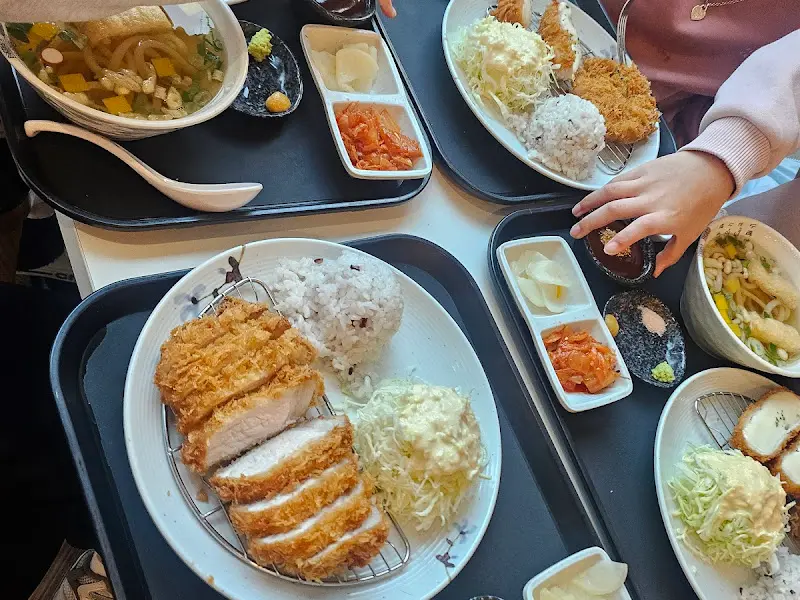 윤카츠 매장 내부와 돈까스 메뉴