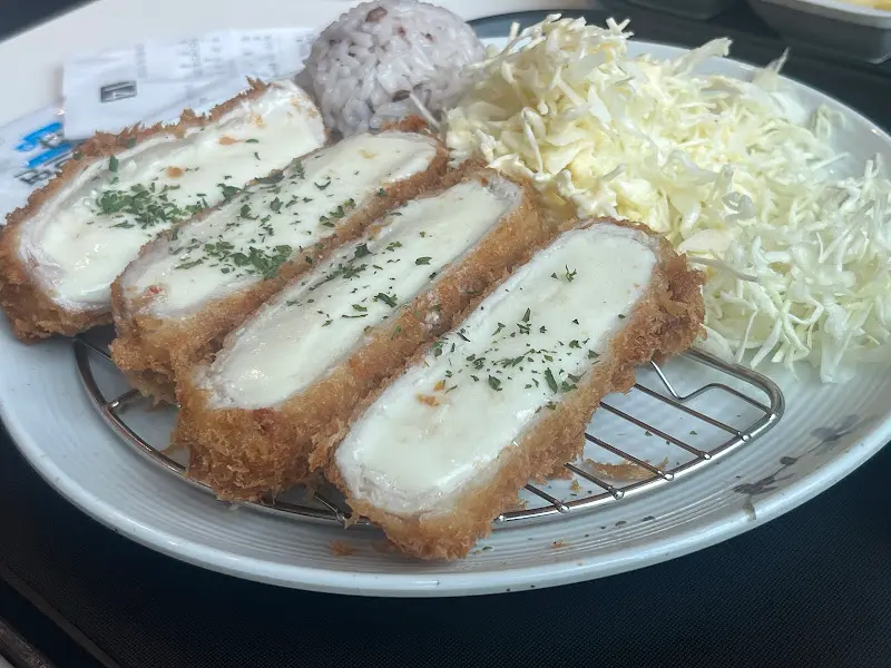 윤카츠스페셜의 치즈카츠 비주얼