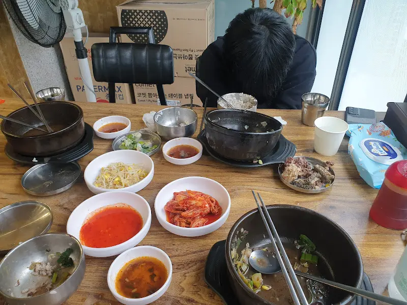 테이블 가득한 해장국