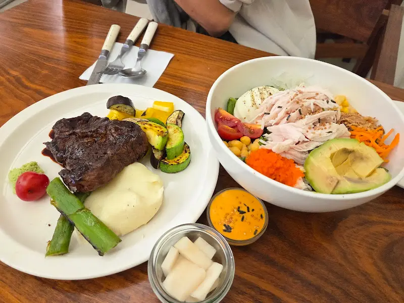 부채살 스테이크와 닭가슴살 포케