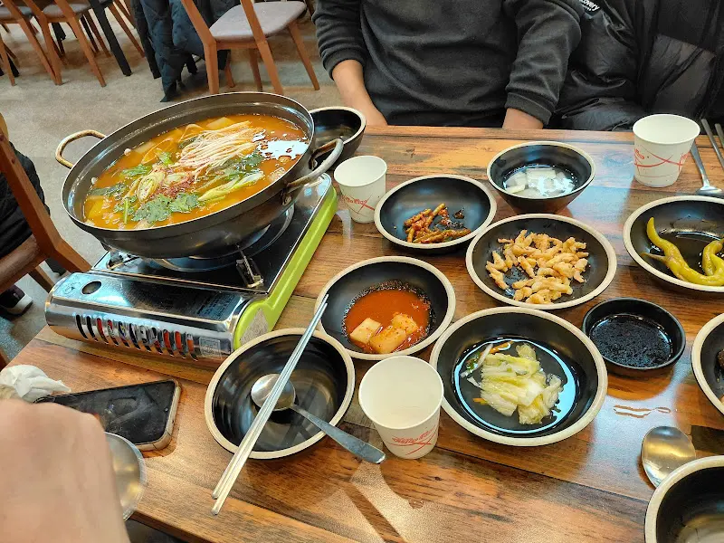 푸짐한 밑반찬과 어죽