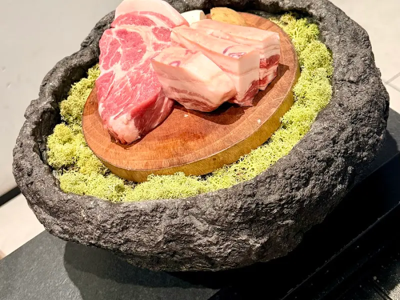 현무암 그릇에 담겨 나온 흑돼지