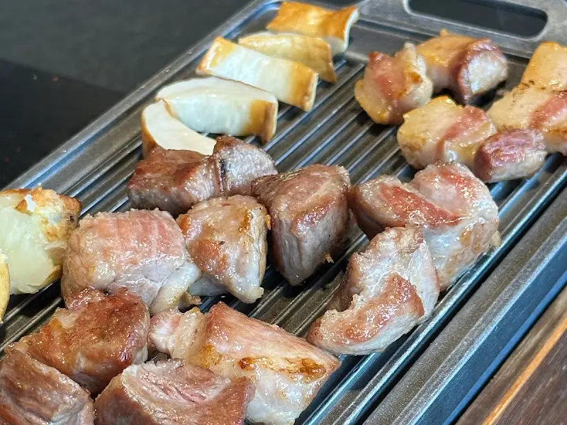 노릇하게 구워진 흑돼지