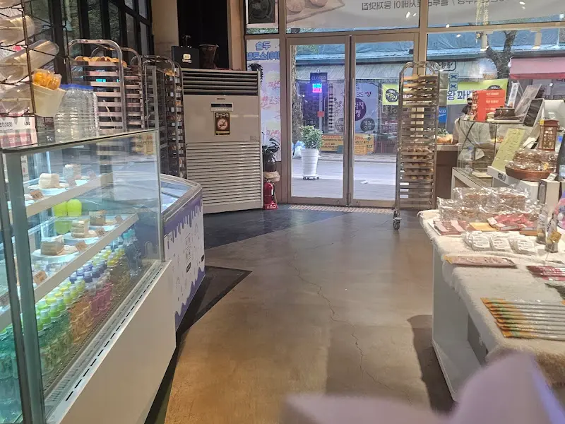 정담213 카페 내부 전경