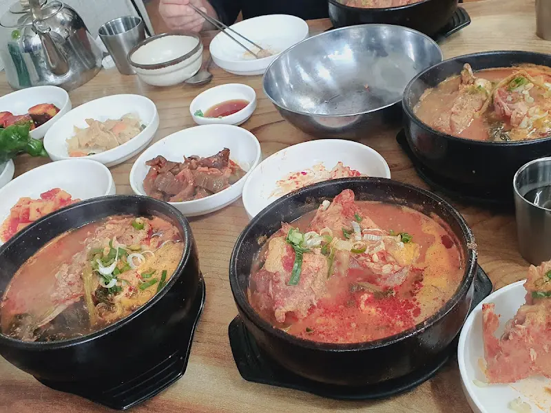 푸짐하게 차려진 식탁