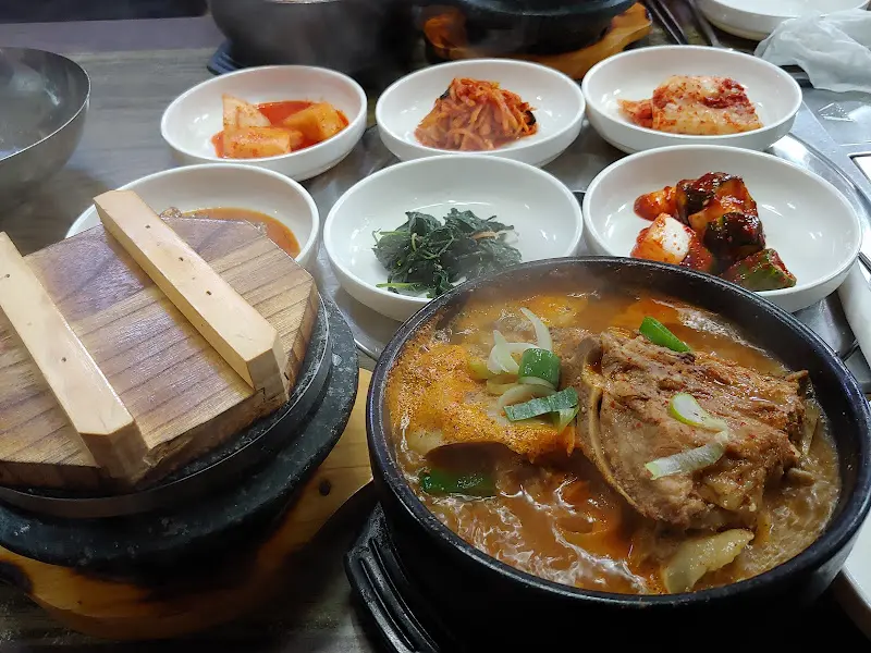 돌솥밥과 밑반찬